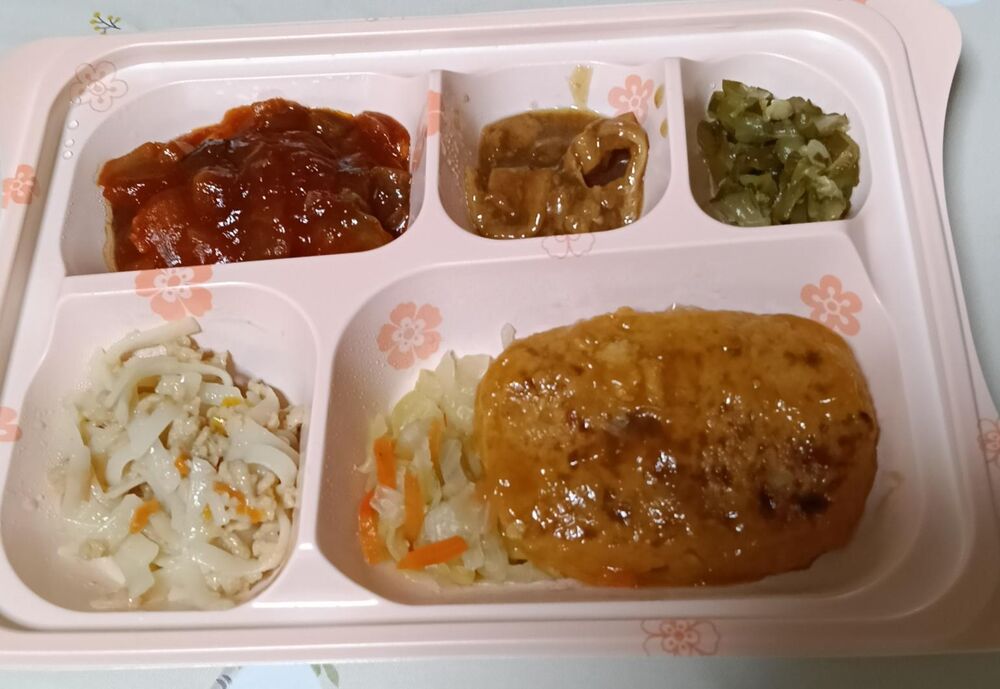 サーモンバーグ、キャベツと人参の炒め 等の画像