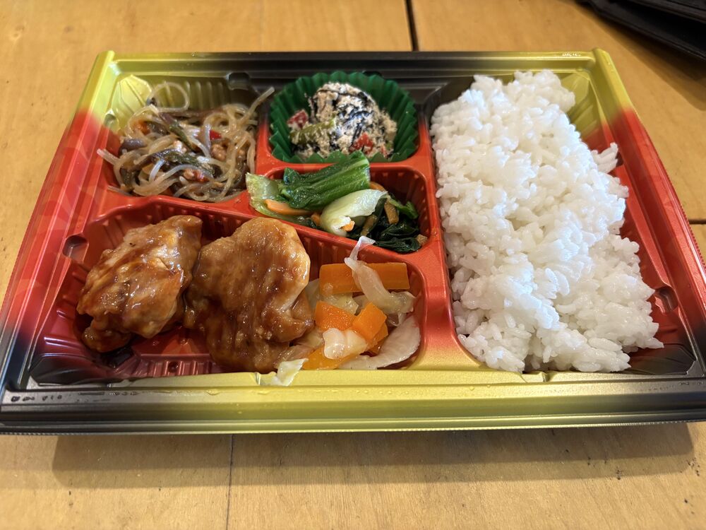鶏肉の照り焼き風、白飯 等の画像