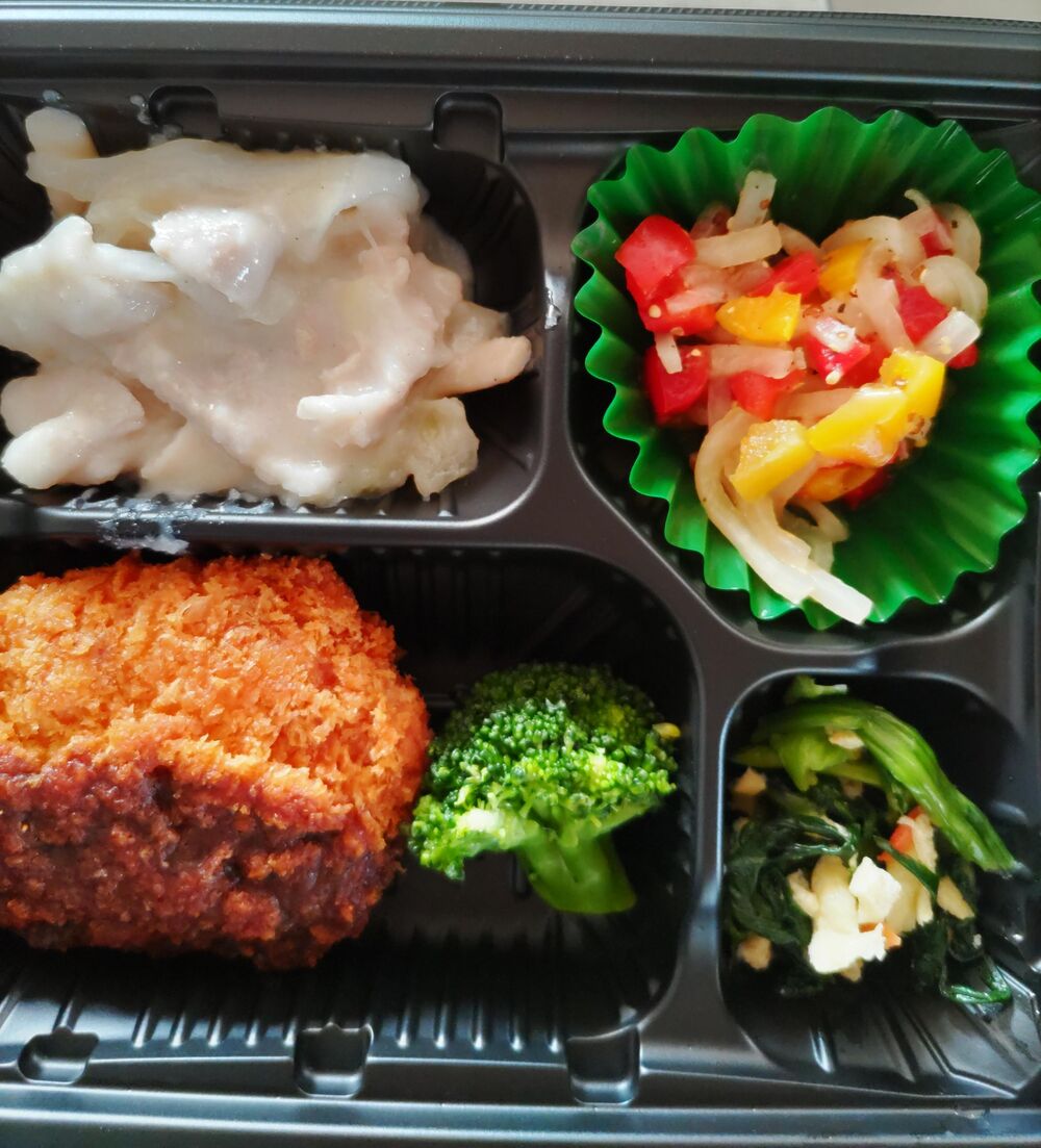 チキンカツみそソース、キャベツとしめじと玉ねぎと豚肉のホワイトソース煮 等の画像