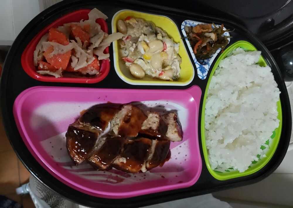 マグロの照り焼きハンバーグ、大豆と野菜のマヨネーズ和え 等の画像