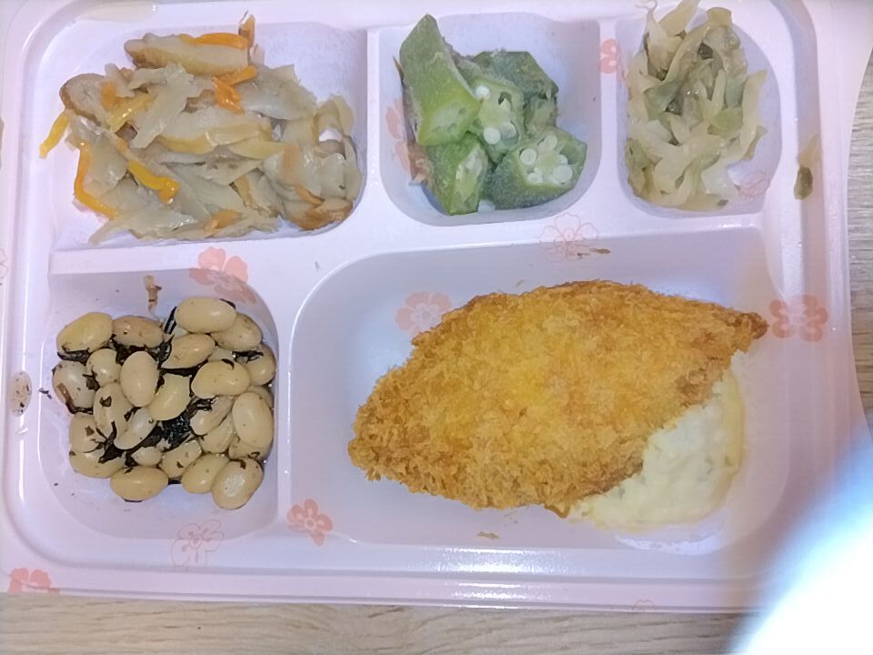 サーモンフライ（タルタルソース）、豆ひじき 等の画像