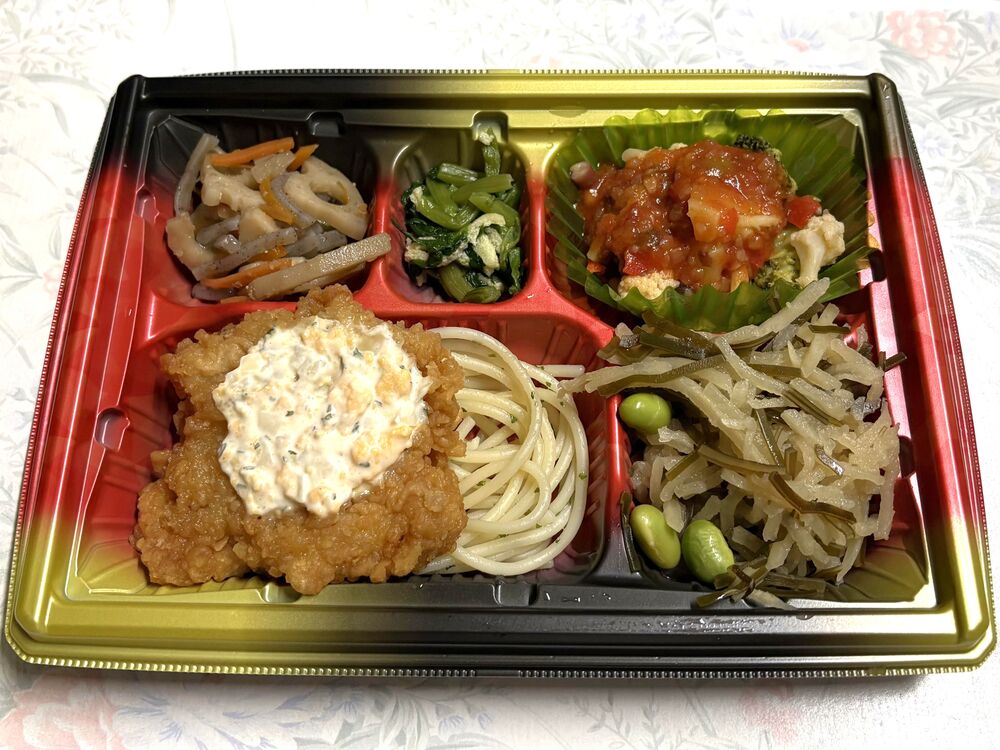 チキン南蛮わたみのかさねだしを利かせたタルタルソース、花野菜と五穀のトマトドレッシングサラダ 等の画像