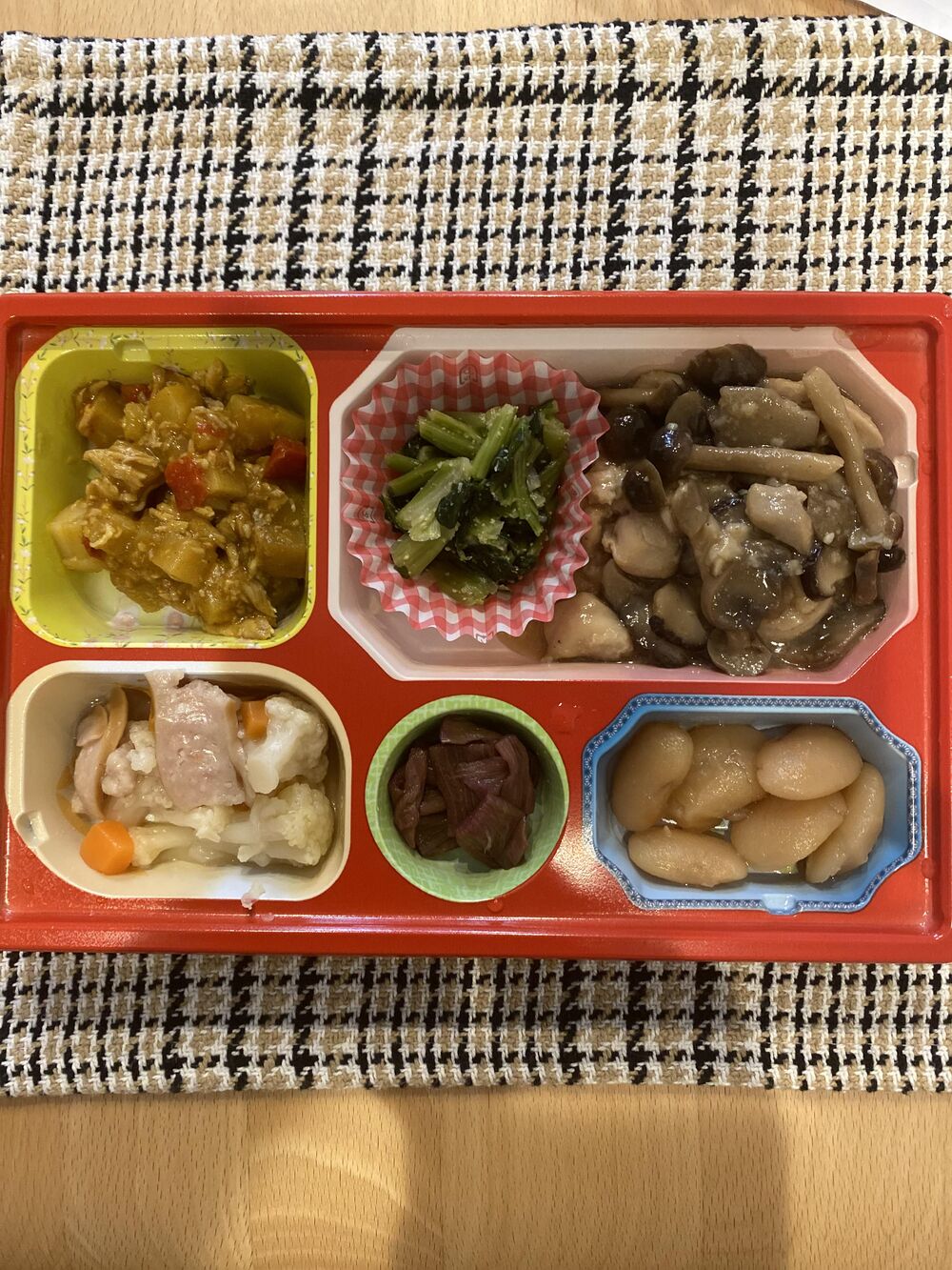 鶏肉とキノコのガーリックソテー、青菜ピーナッツ和え 等の画像