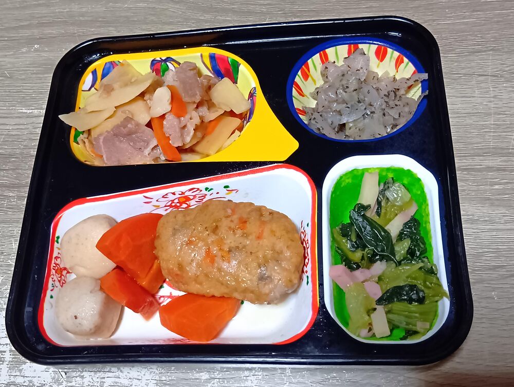 ごぼう入り鶏団子煮、青菜と蒲鉾の和え物 等の画像