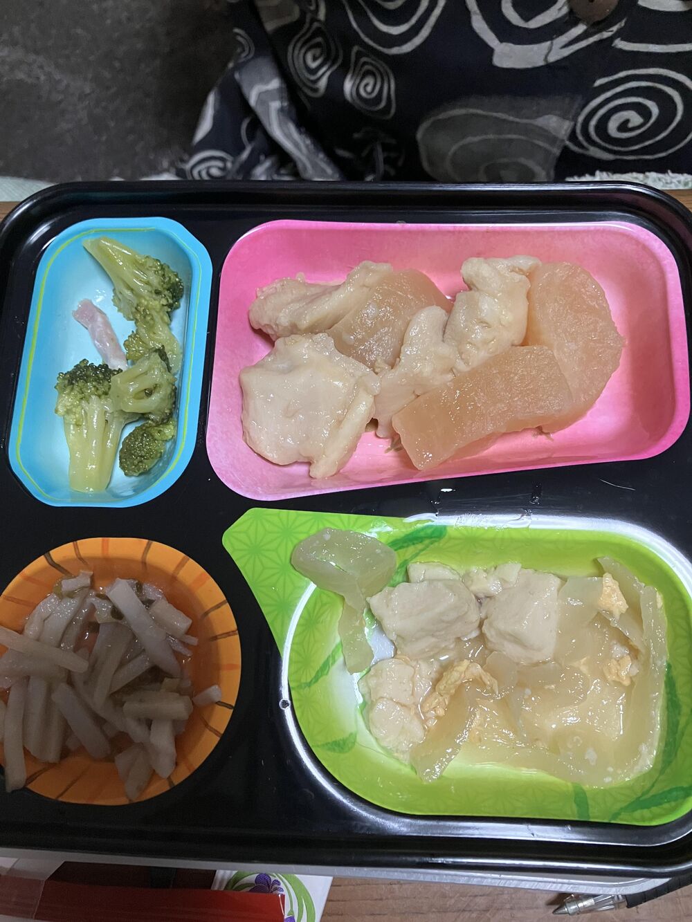 鶏のさっぱり煮、ブロッコリーのベーコンソテー 等の画像