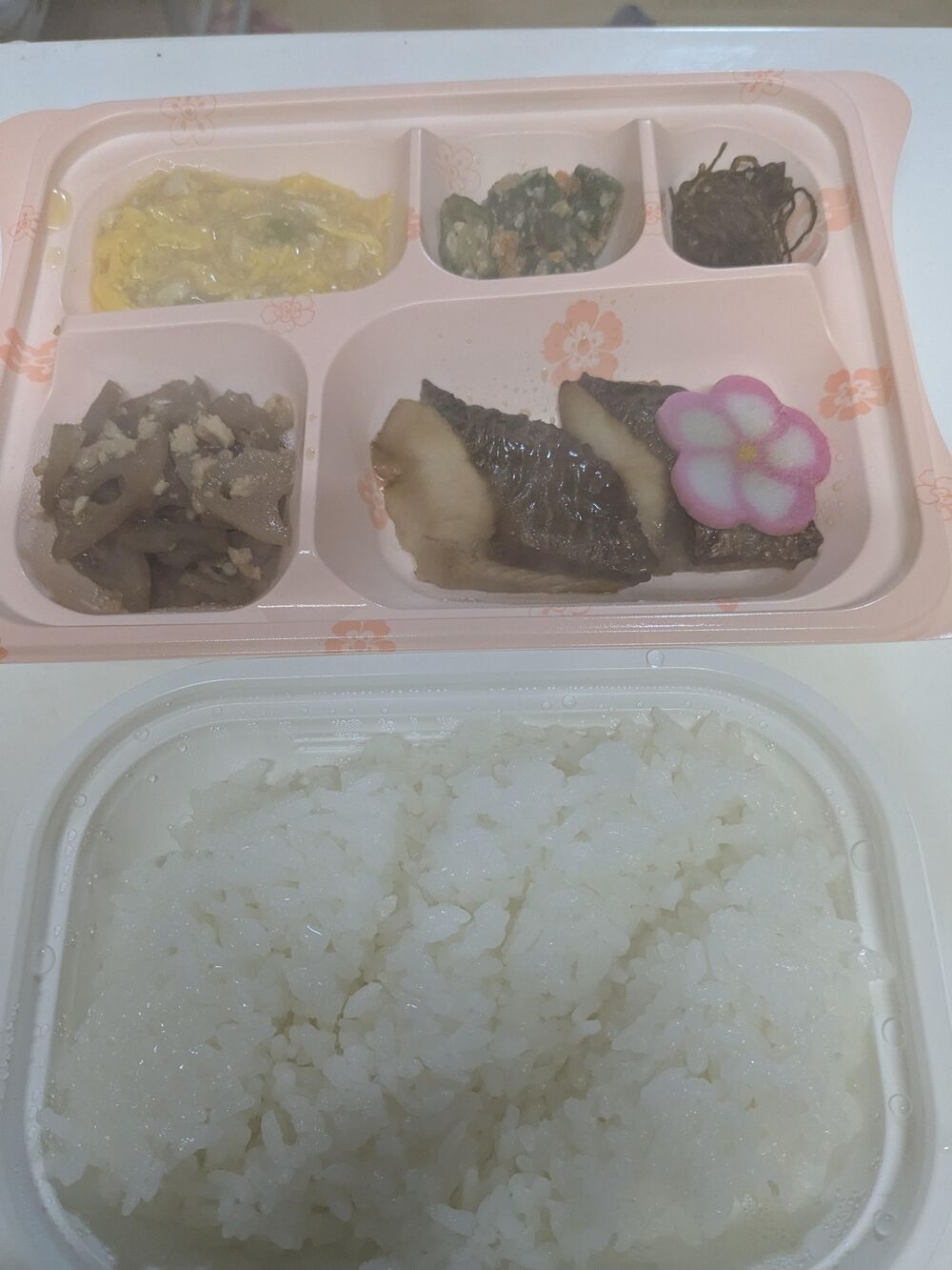 ぶりの照焼、華かまぼこ 等の画像