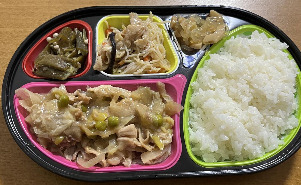 豚肉の甘辛炒め、オクラのおかか和え 等の画像