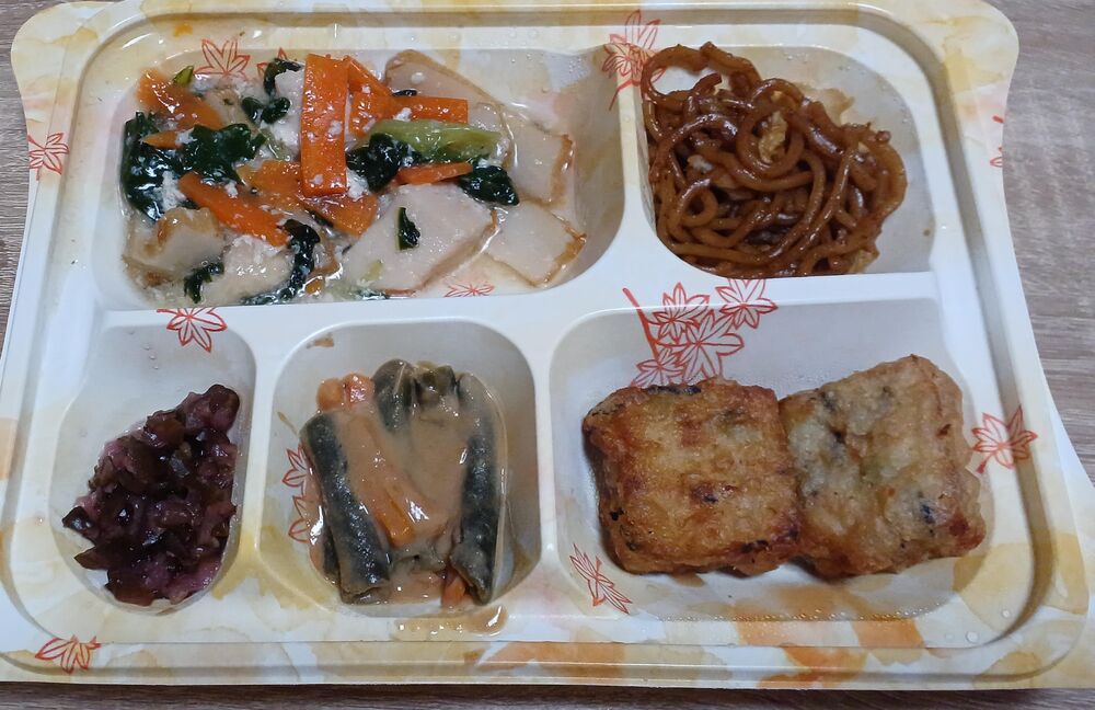 鶏肉としろ菜の旨煮、焼そば 等の画像