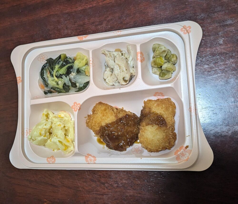 イカフライ、マカロニと果物のサラダ 等の画像