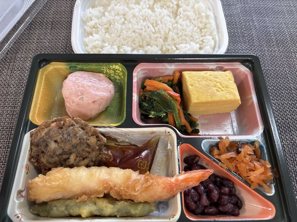 天ぷら盛り合わせ（海老、舞茸かき揚げ、いんげん）、小豆煮 等の画像