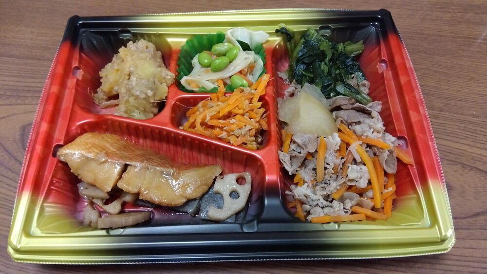 牛肉と冬瓜の煮物、赤魚の煮付け 等の画像