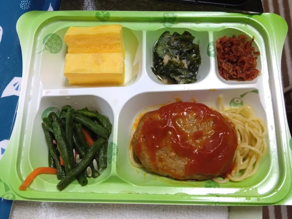 トマトソースハンバーグ、ペペロンチーノ 等の画像