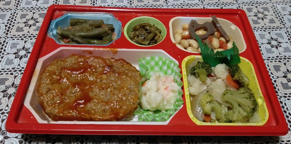 トマトソースハンバーグ、ポテトサラダ 等の画像