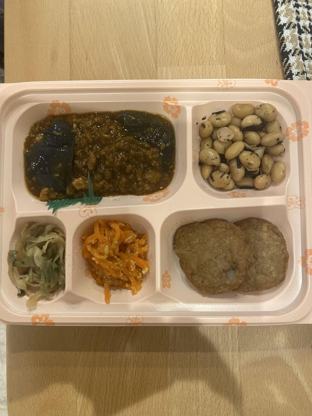 麻婆茄子、豆ひじき 等の画像