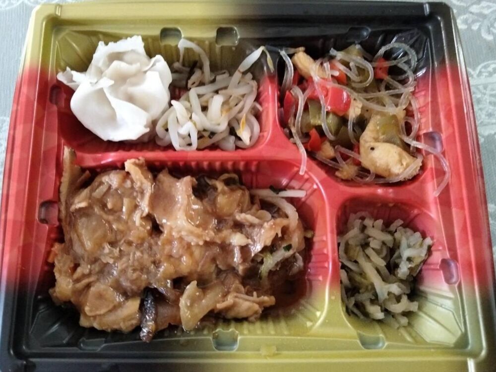 豚肉とキャベツと玉ねぎの煮物、シュウマイ 等の画像