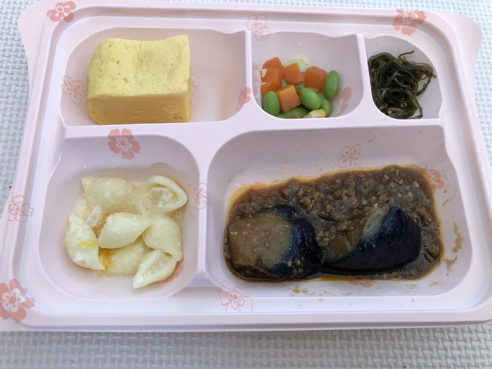 麻婆茄子、マカロニと果物のサラダ 等の画像