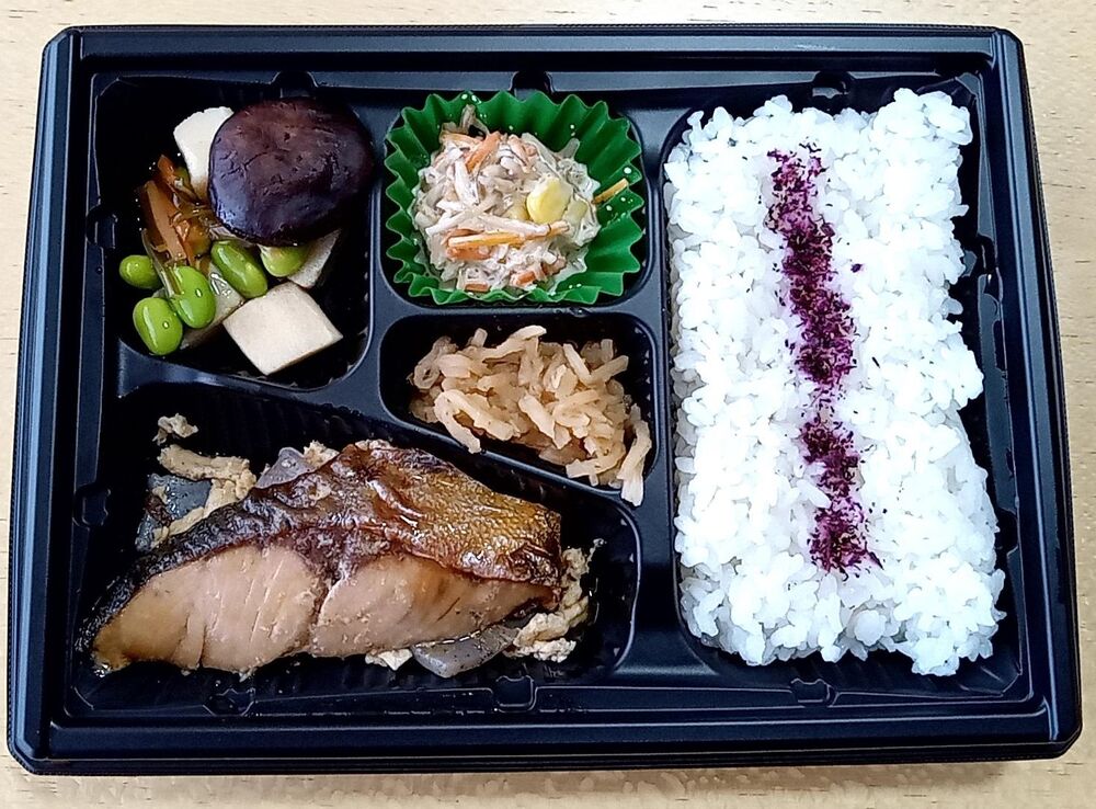 白米（梅しそふりかけ）、野菜入りあんかけ（えんどう豆、高野豆腐、人参） 等の画像