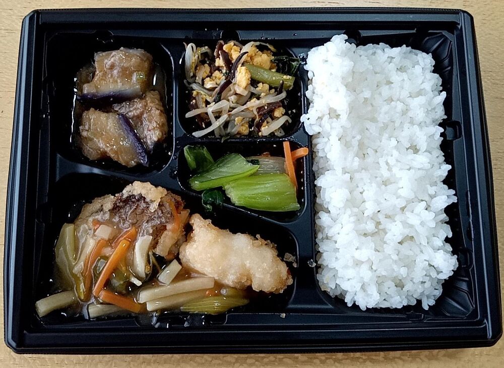 白米 、カレイの野菜入りあんかけ（カレイのから揚げ、チンゲン菜、タケノコ）  等の画像