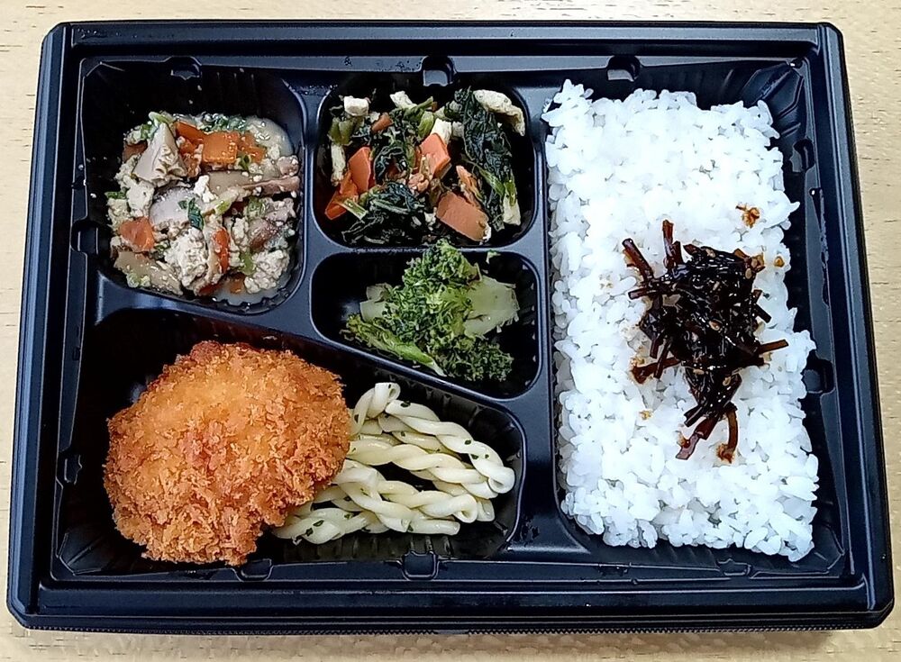 ごま入り昆布ご飯 、炒煮（玉ねぎ、豆腐、葉大根、人参）  等の画像
