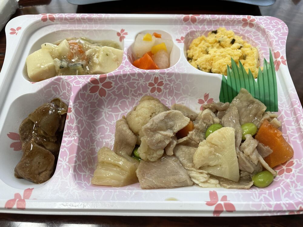 豚肉と野菜のガーリック風味、鳥レバーの煮付け 等の画像