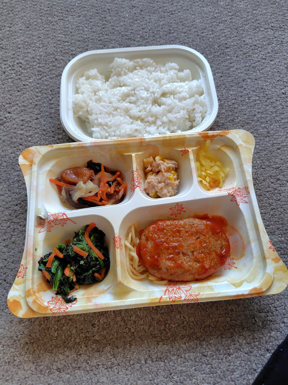 トマトソースハンバーグ、ペペロンチーノ 等の画像