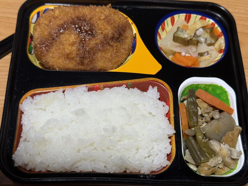 コロッケ、オクラ、にんじん和物 等の画像