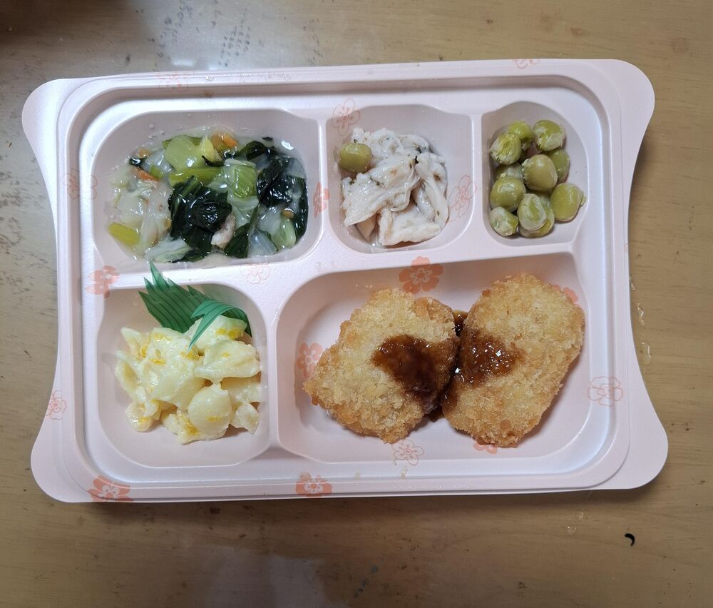 いかフライ、マカロニと果物のサラダ 等の画像