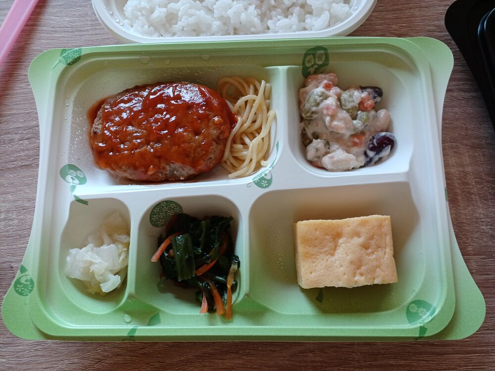 トマトソースハンバーグ(ペペロンチーノ付き)、豆サラダ 等の画像