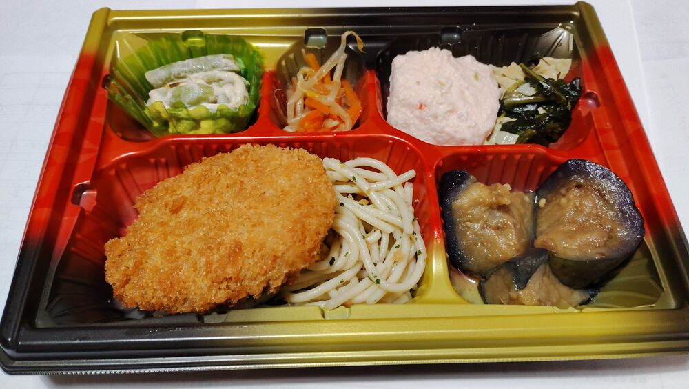とんかつ（ソース小袋付）、カニ風味のふわふわ豆腐 等の画像