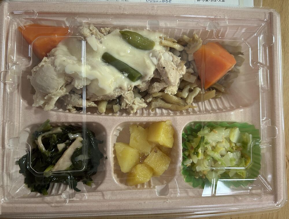 鶏肉ときのこのまろやか味噌クリームソースほうれん草とハムのソテー、白菜のローストピーナッツ和え 等の画像