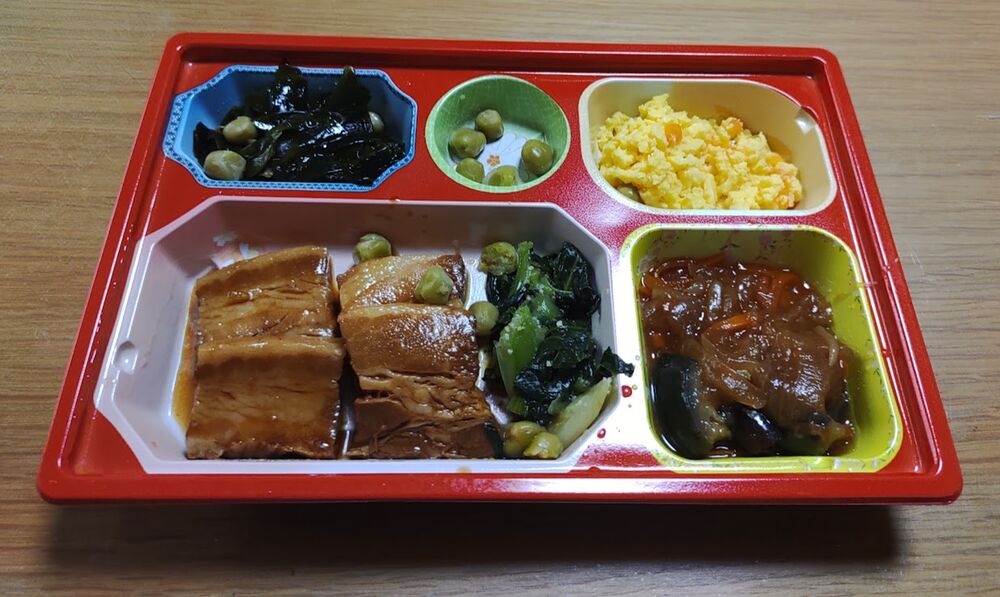 豚角煮、青菜ピーナッツ和え 等の画像