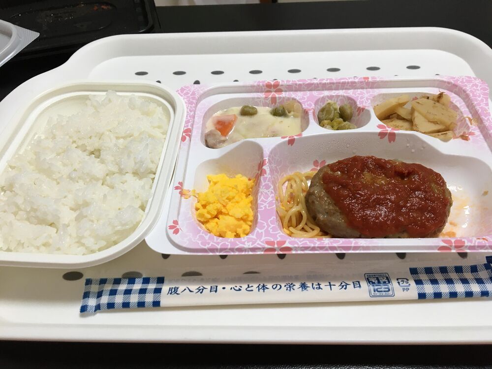 ハンバーグ(トマトソース)、ペペロンチーノ 等の画像