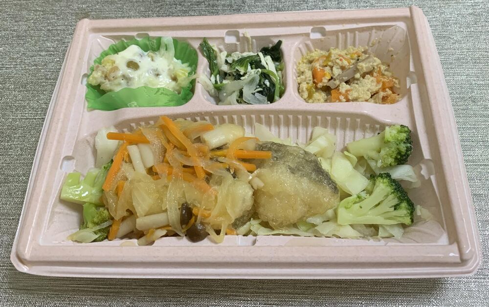 揚げタラと彩り野菜のマリネソース、豆腐そぼろのガパオ風炒め 等の画像