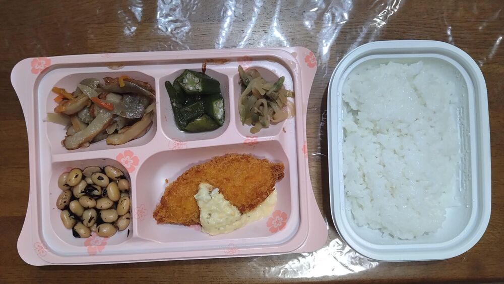 サーモンフライ(タルタルソース)、豆ひじき 等の画像