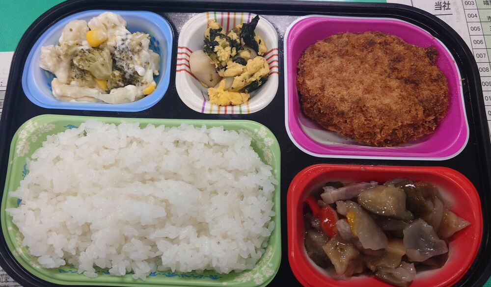 チキンカツ、温野菜サラダ 等の画像