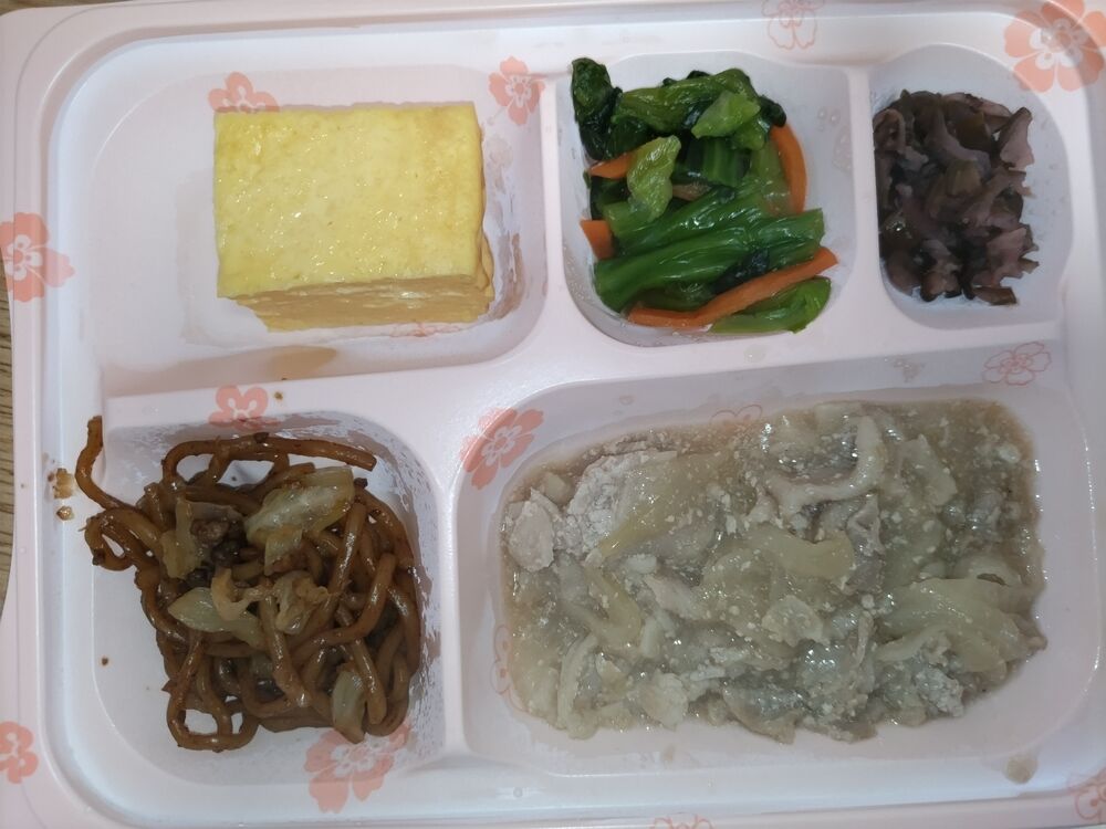 豚肉の玉葱塩ソース、焼きそば 等の画像