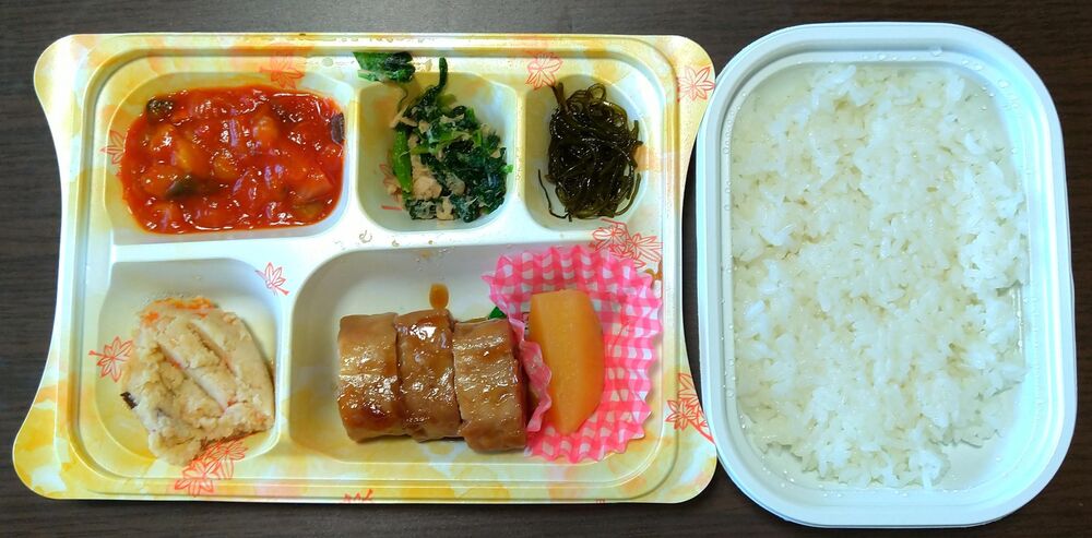 鶏肉の二色巻き、彩かにかまサラダ 等の画像