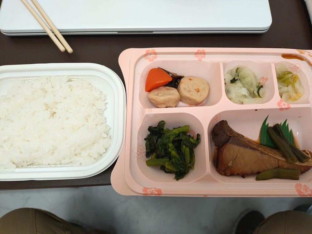 ぶり煮付け、菜の花の辛子和え 等の画像