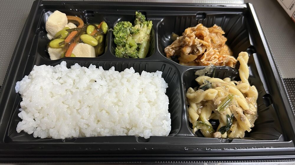 白米、牛肉と野菜のトマト煮 等の画像