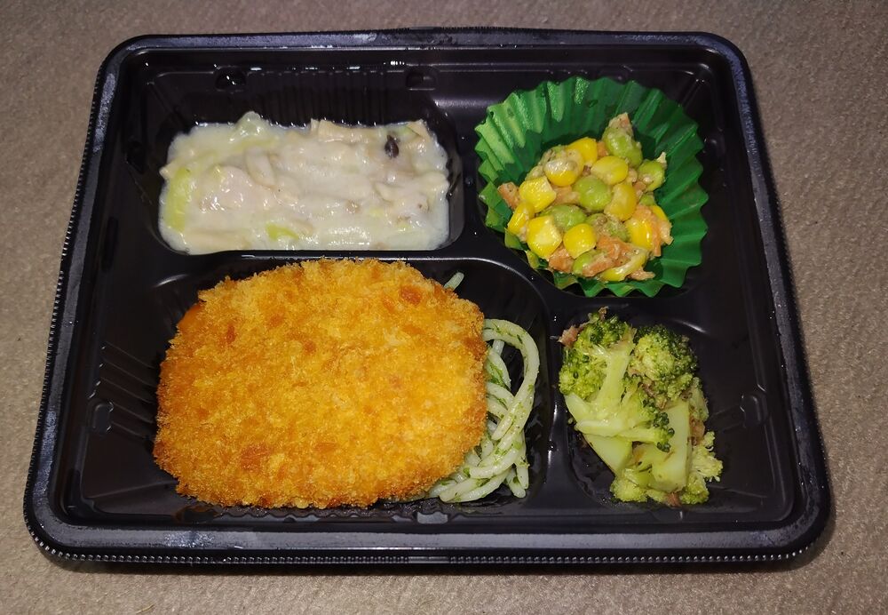 牛肉入りコロッケ、豚肉とキャベツのクリーム煮 等の画像