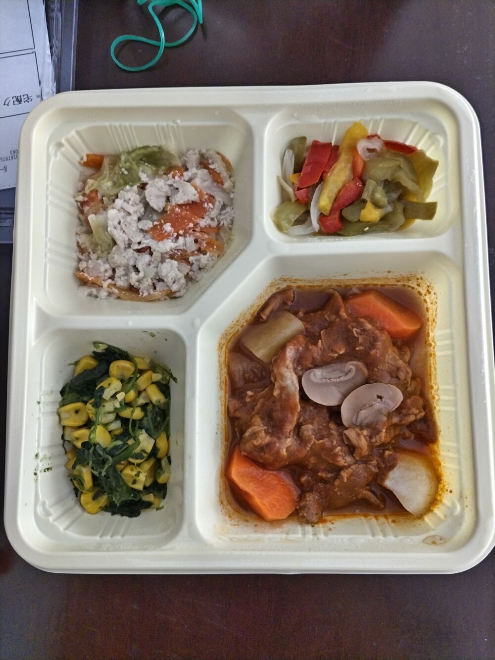 ビーフシチュー、ほうれん草とトウモロコシのバター和え 等の画像