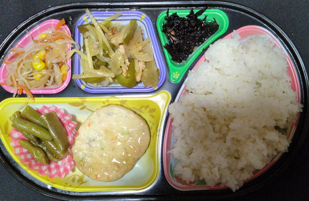 豆腐ハンバーグの甘酢あんかけ、コ―ン春雨サラダ 等の画像