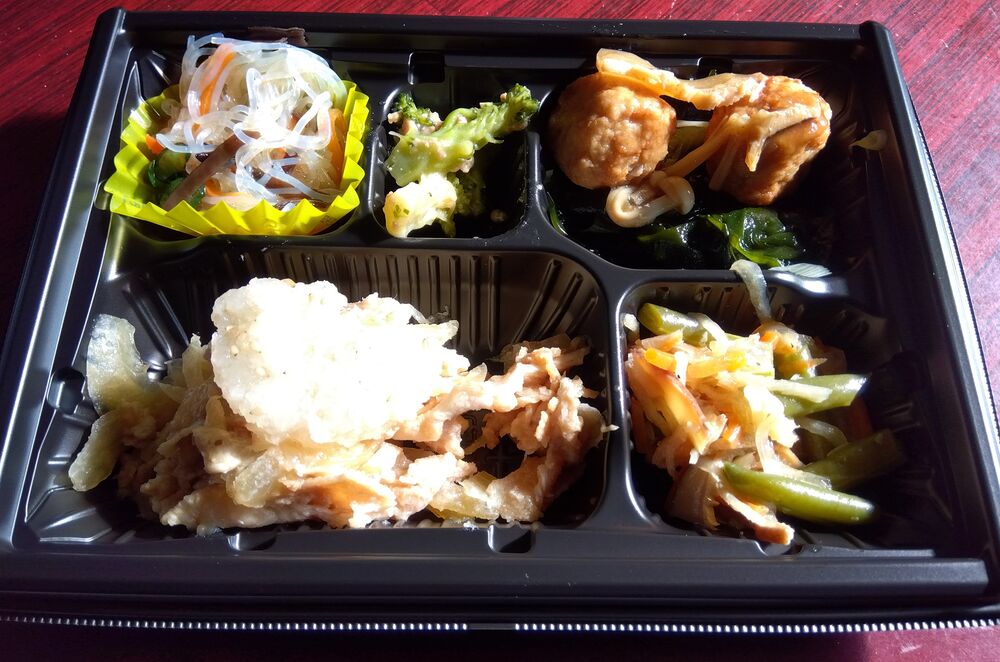 豚肉と玉ねぎのポン酢炒め大根おろし添え、肉団子の和風きのこあんかけ 等の画像