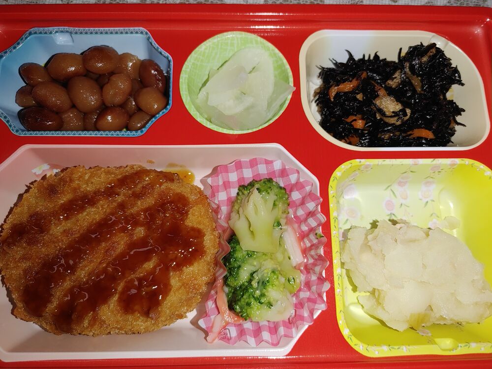 ビーフメンチカツ、ブロッコリーのカニカマあんかけ 等の画像