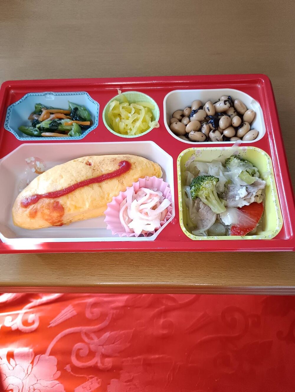 オムレツ、豚肉とブロッコリーのマリネ 等の画像