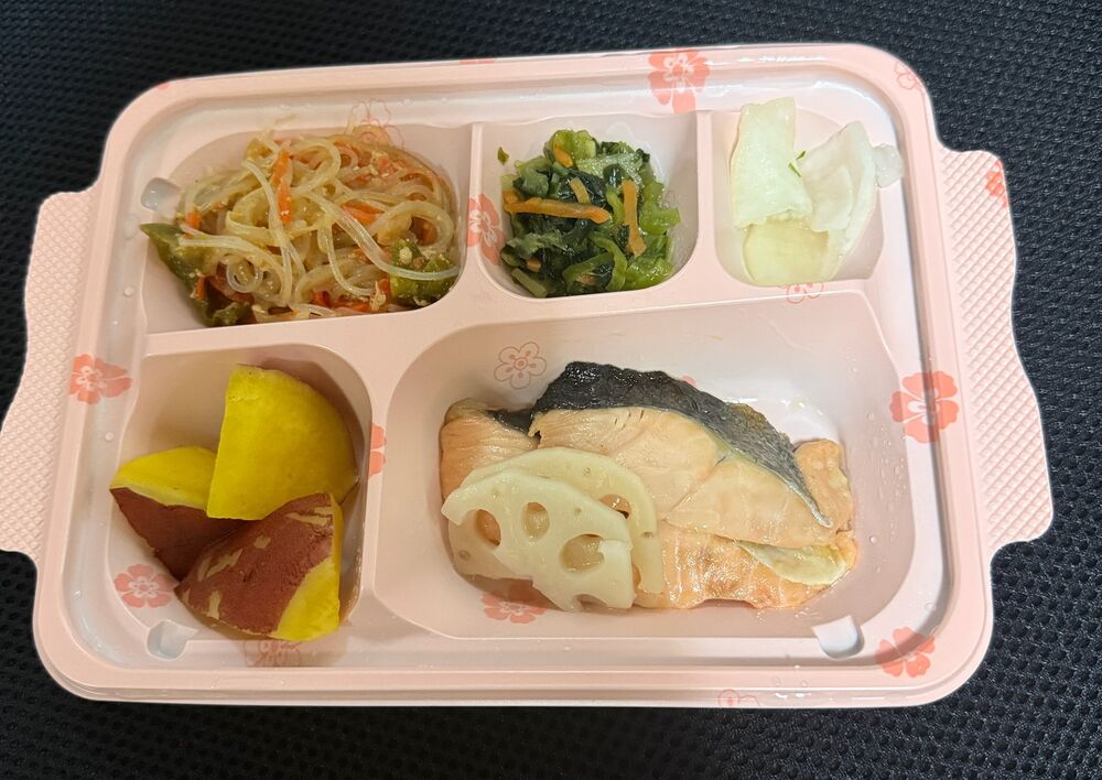 マス塩焼き、れんこんの甘酢漬け 等の画像