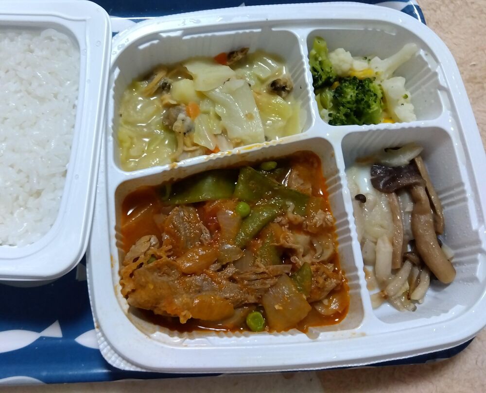 牛肉のトマト煮、キャベツのクリーム煮 等の画像
