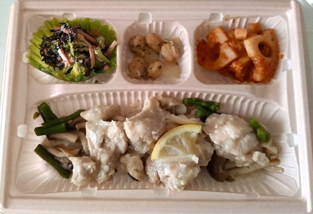 煮物(鶏肉、ぶなしめじ、玉ねぎ、その他)、煮物(蓮根、トマトソース、玉ねぎ、かつお油漬け、その他 等の画像