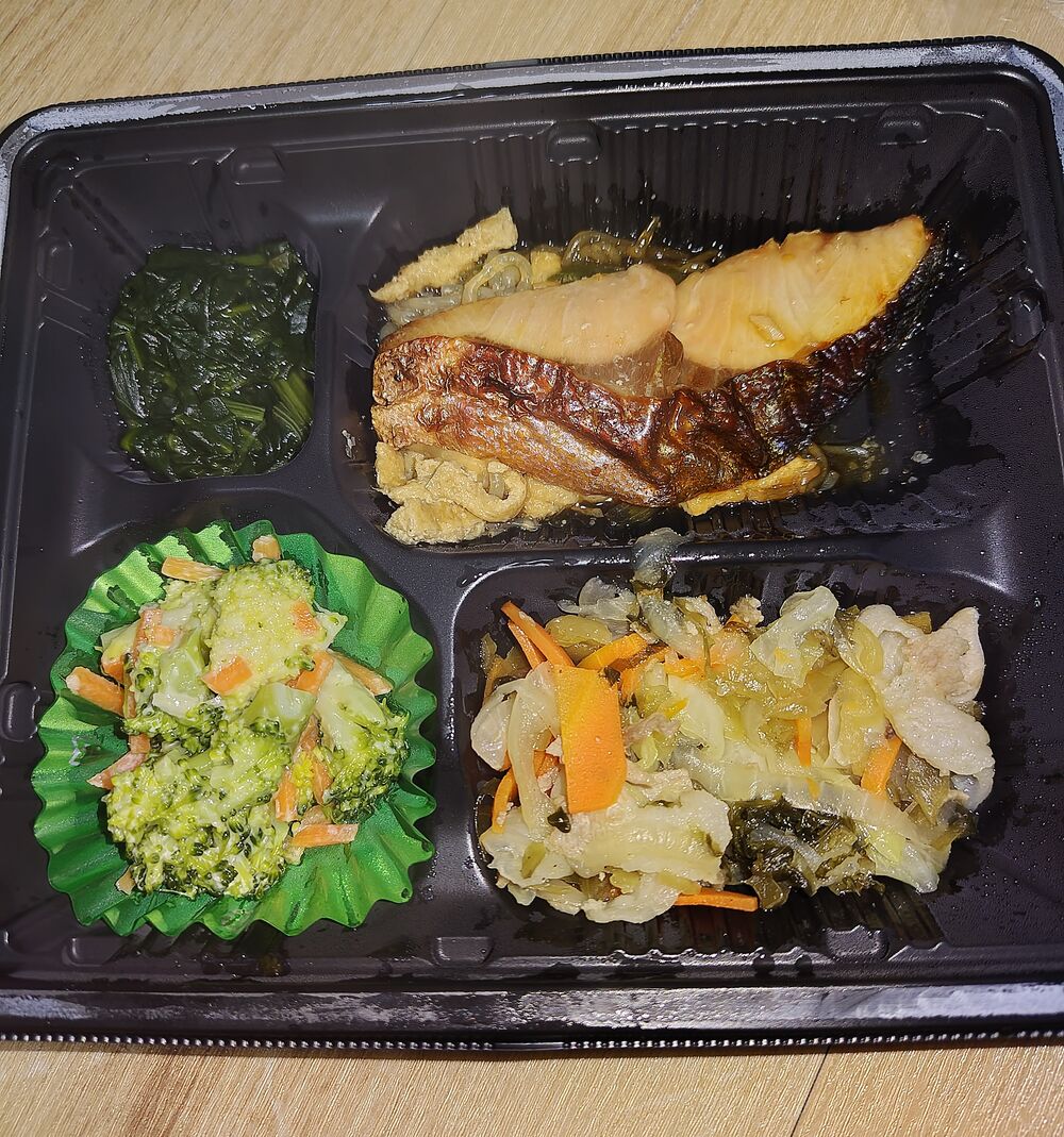 ブリの照り焼き、豚肉と野菜の高菜炒め 等の画像