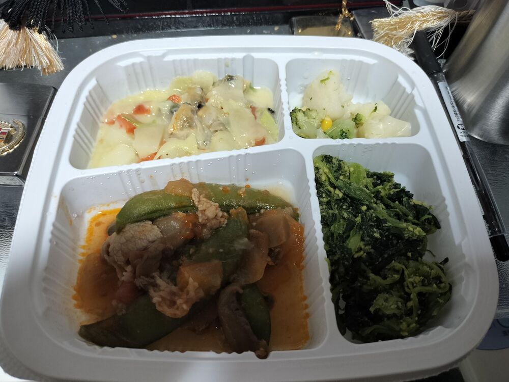 牛肉のトマト煮、あさりとキャベツのクリームシチュー風 等の画像